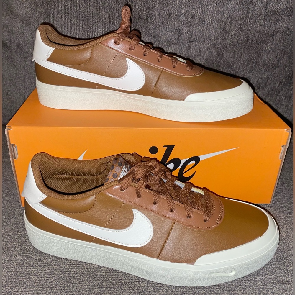 MENS SIZE 8 / WOMEN SIZE 9.5 NIKE COURT SHOT SHOES